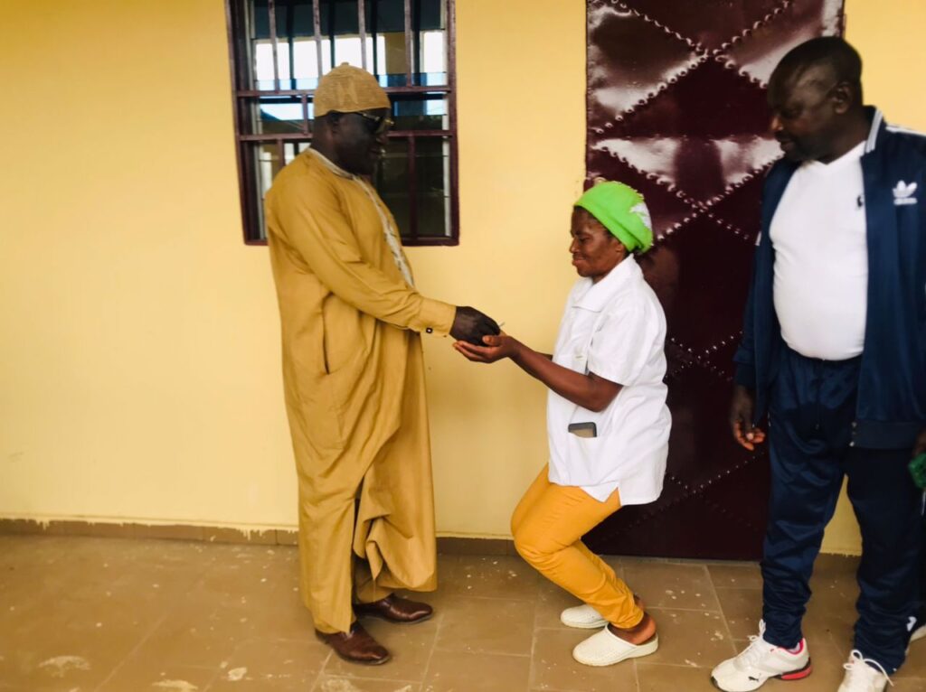 Mayor Ekungwe Hands Key of Health Center to Nnane Stella