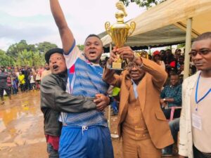 Pa Mbwoge hands FCFA 5 Million Trophy to Ebonemin FC. 