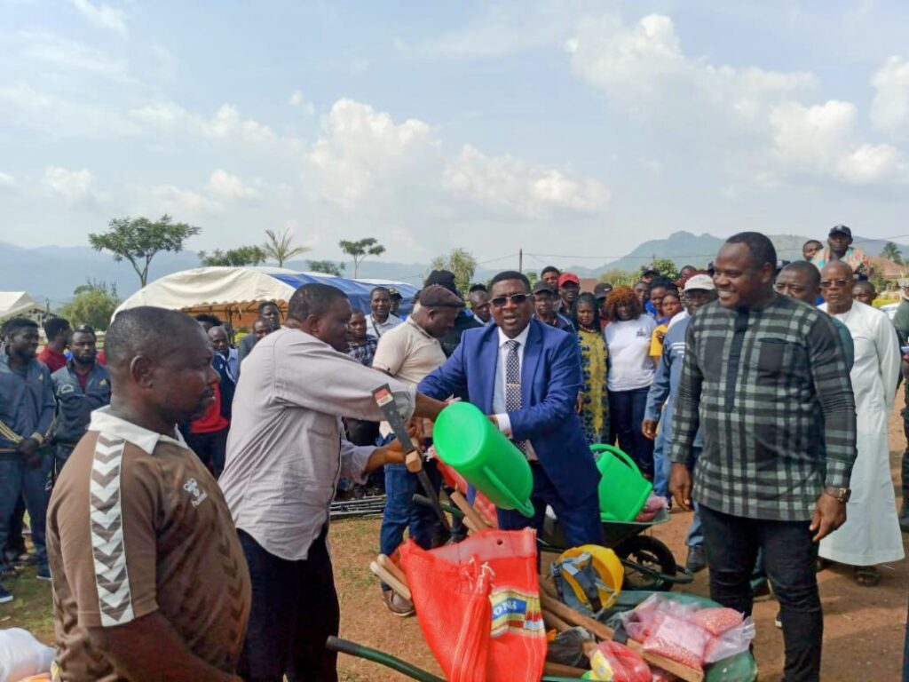 Kupe Muanenguba SDO Hands Input to Farmers